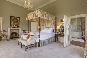 Bedroom with four poster bed